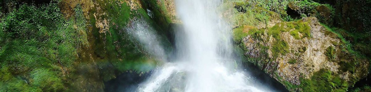 Coaching Stressbewältigung Entspannungstraining Wasserfall Hohen Neuendorf Birkenwerder Oranienburg Velten Henningsdorf Foto eines wunderschoenen tropischen Wasserfalls als Symbol für Selbstentspannungstechniken und Stressabbau